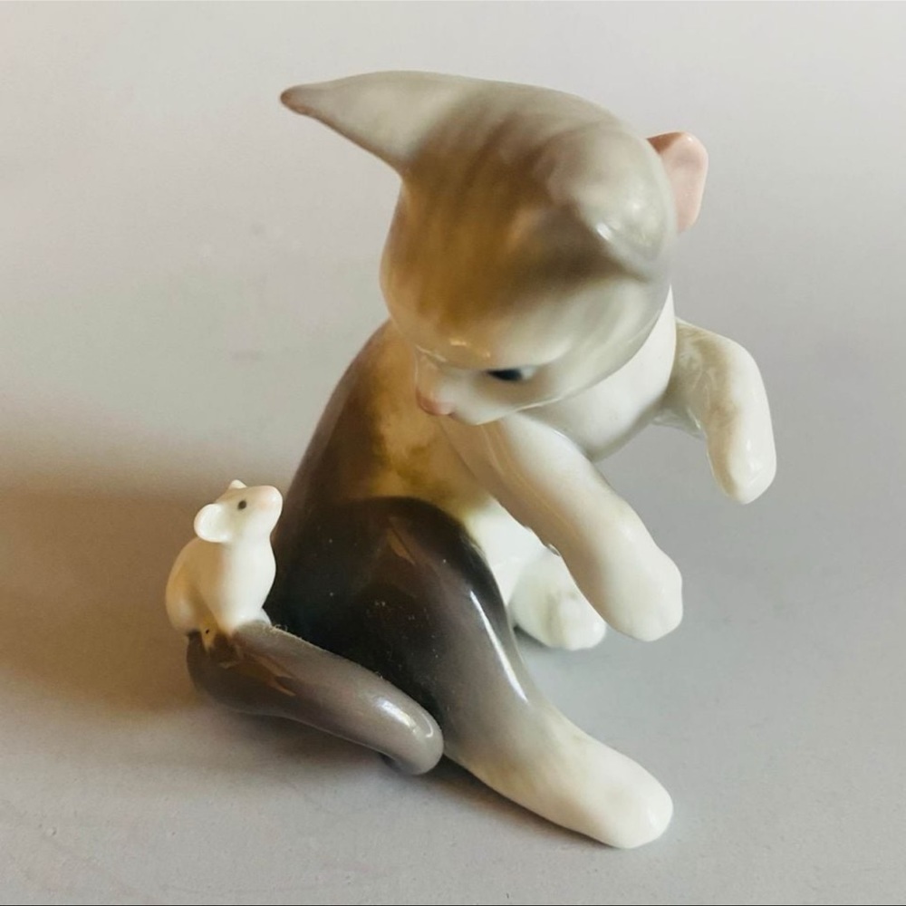 Lladro Glossy white and gray porcelain Figurine